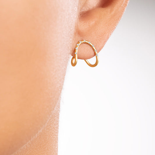 Brinco Dobra com Brilhantes 18k