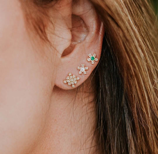 Brinco Piercing Flor Mini Miolo Esmeralda 18k