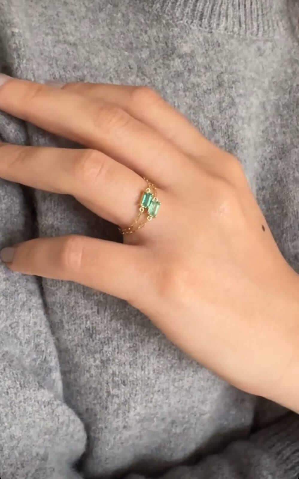 Anel Correntinha com Esmeralda 18k