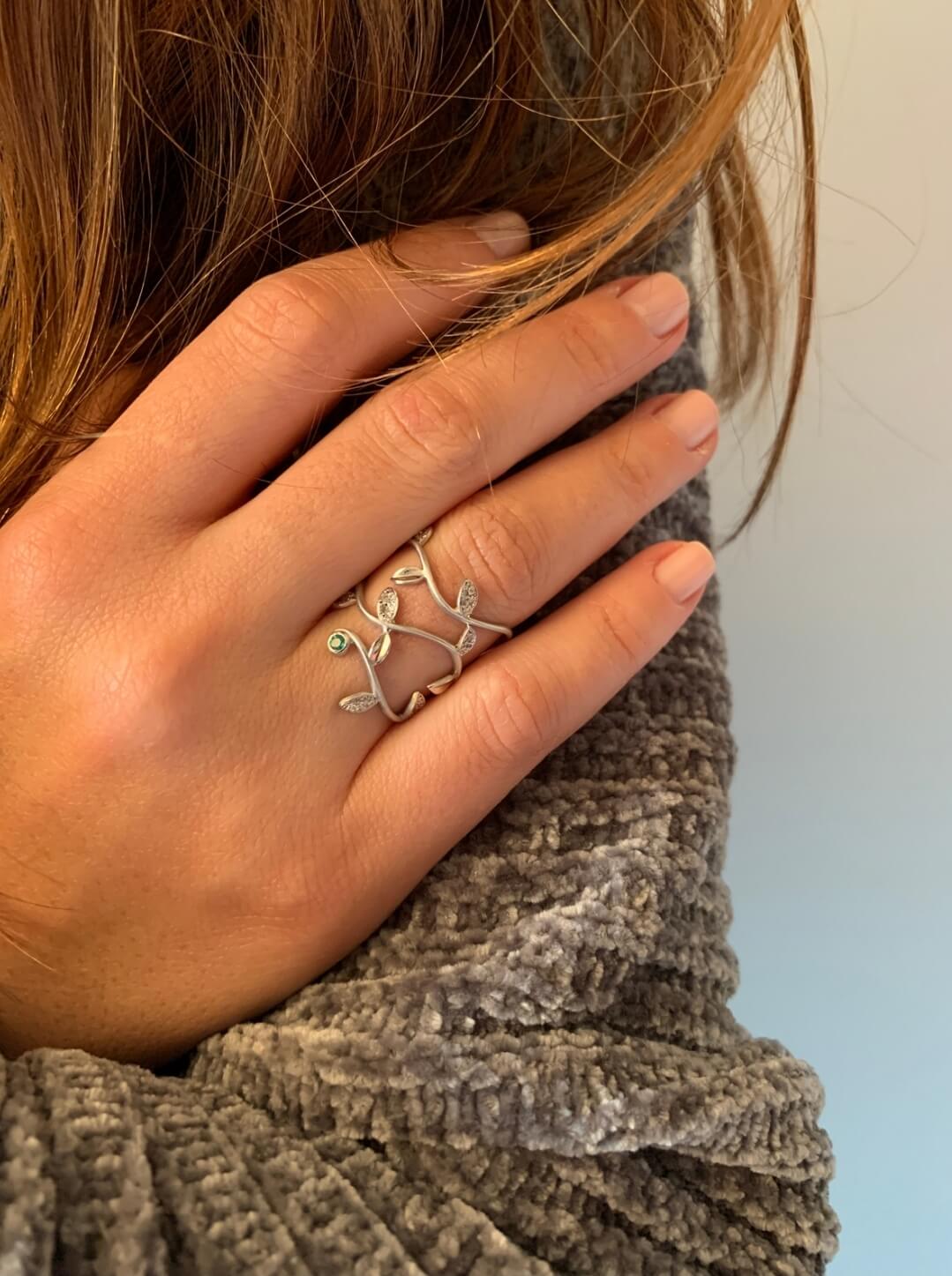 Anel Teva com Esmeralda 18k