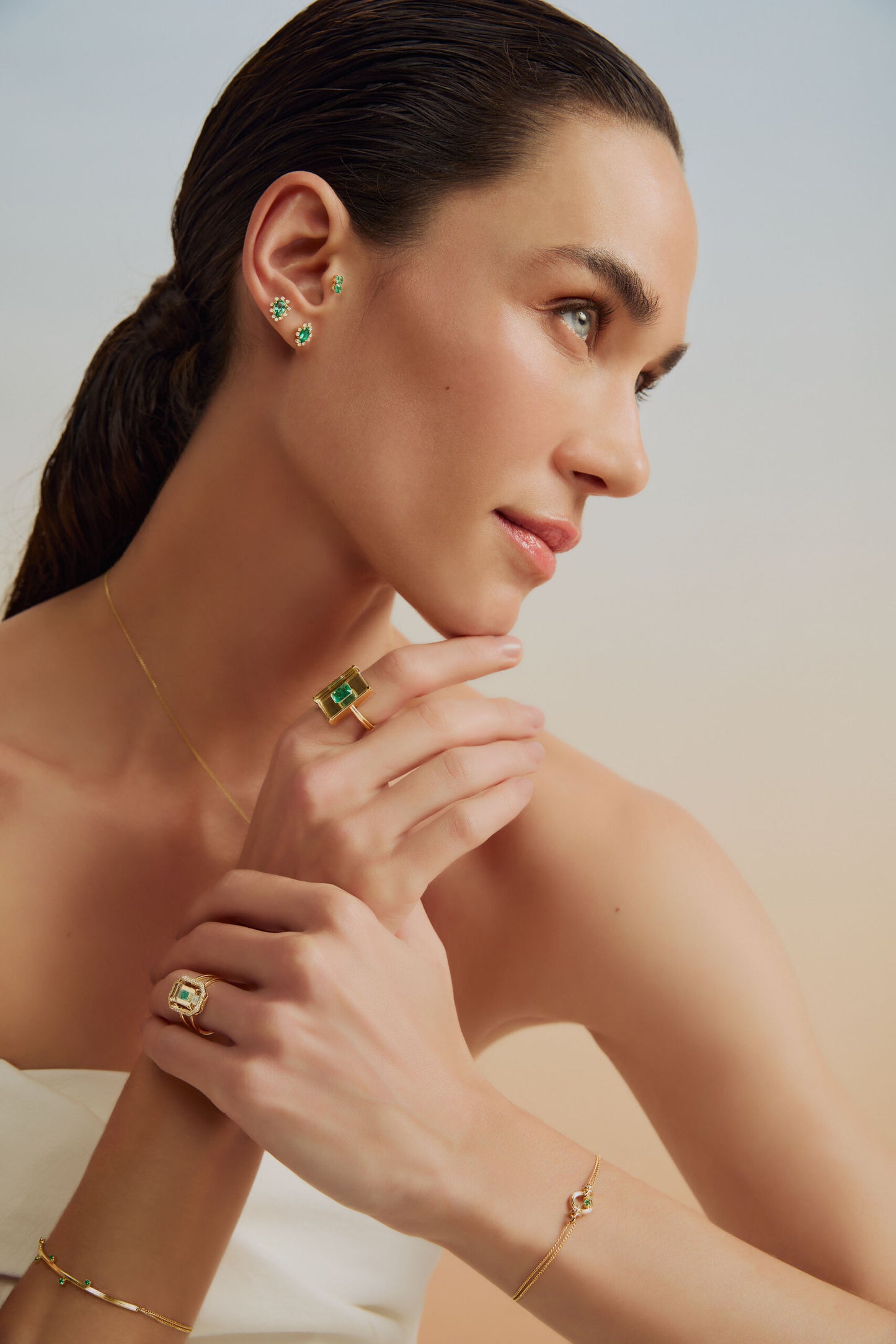 Anel Retangular Cristal com Esmeralda e Brilhantes 18k