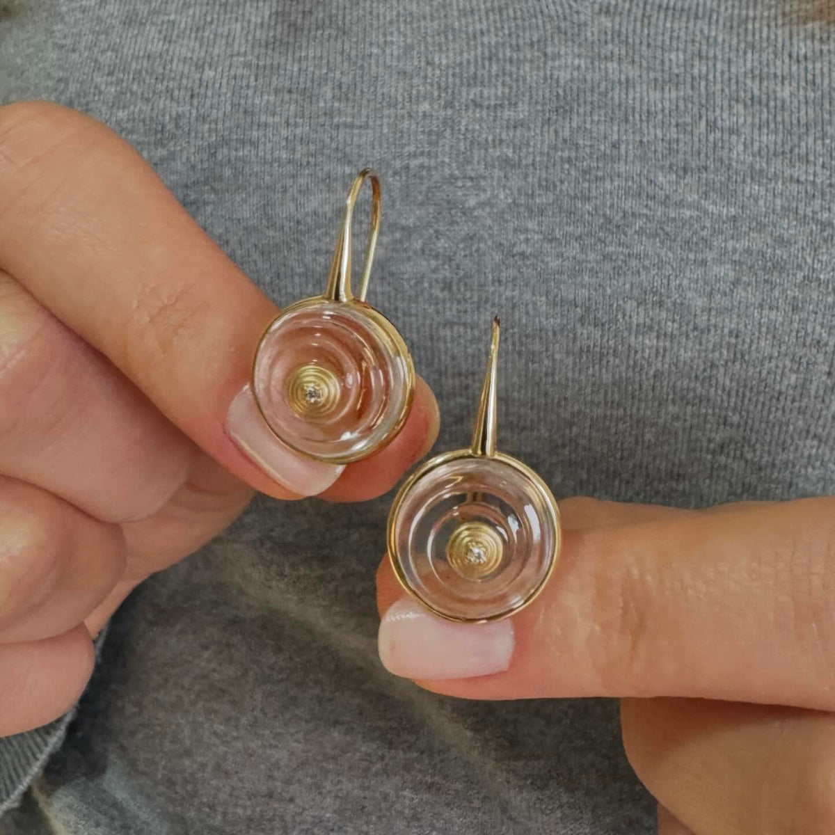 Brinco Ciclos Gancho Cristal 18k