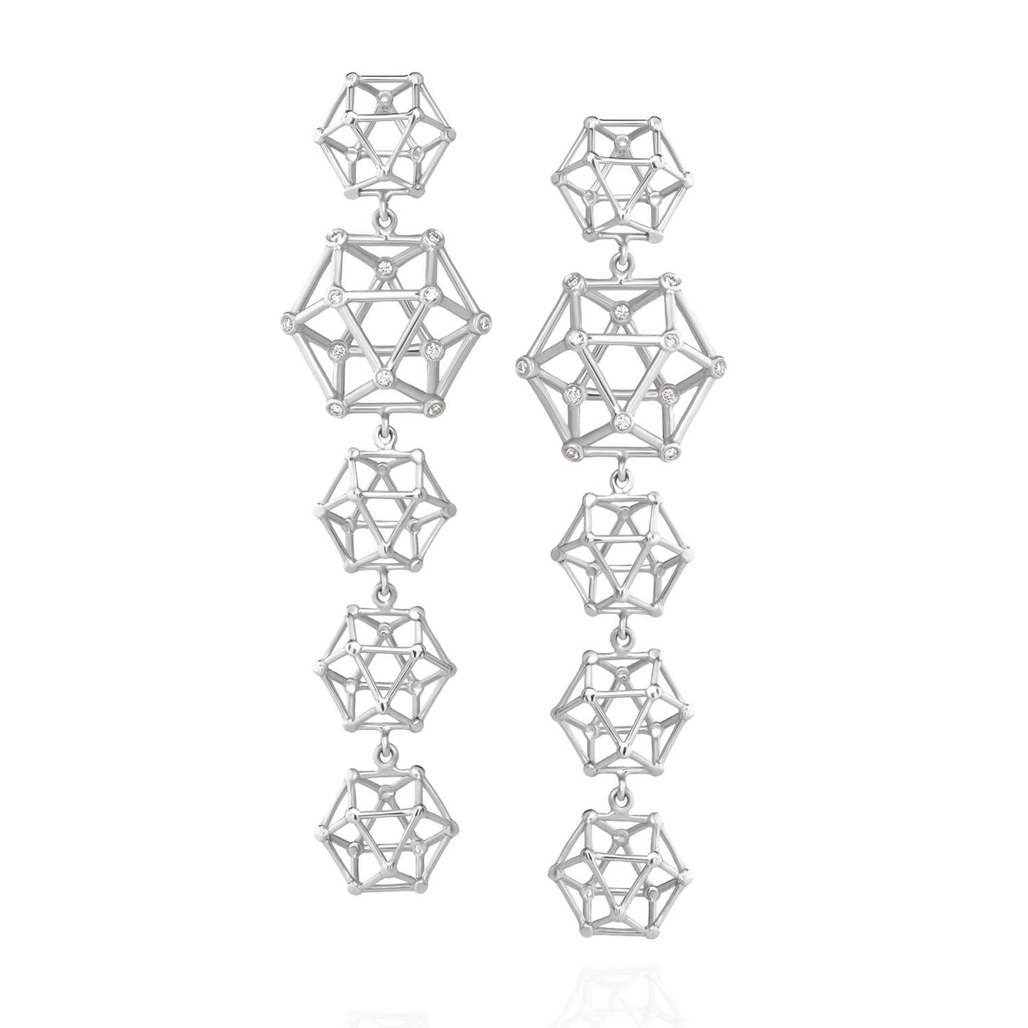 Brinco Equilibrium Longo com Brilhantes 18k