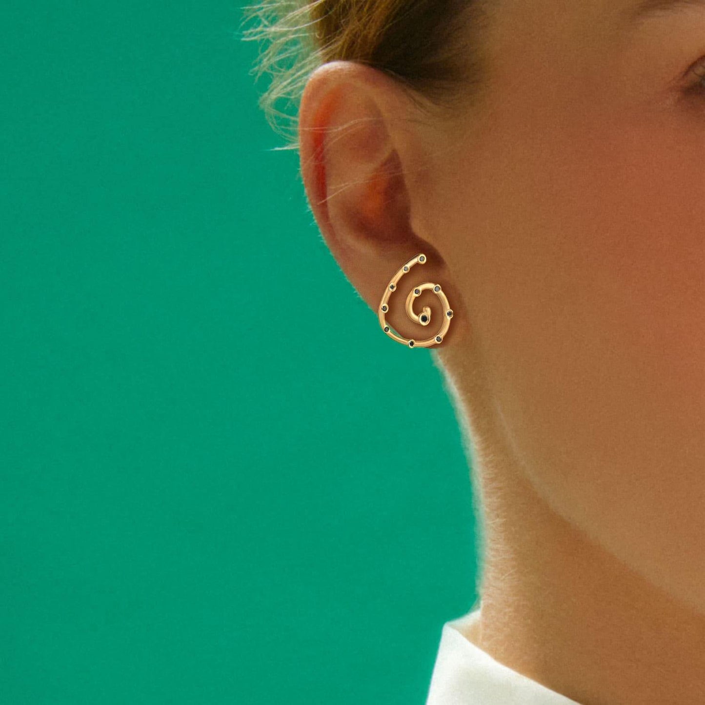 Brinco Espiral Dourado com Brilhantes Negro 18k