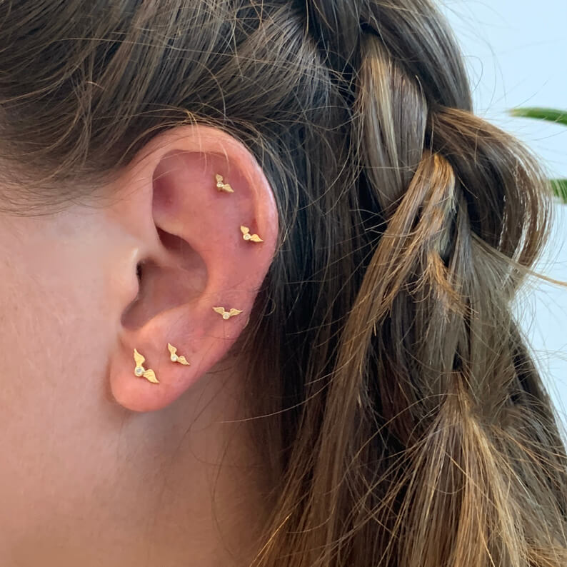 Brinco Piercing Asa P com brilhante 18k