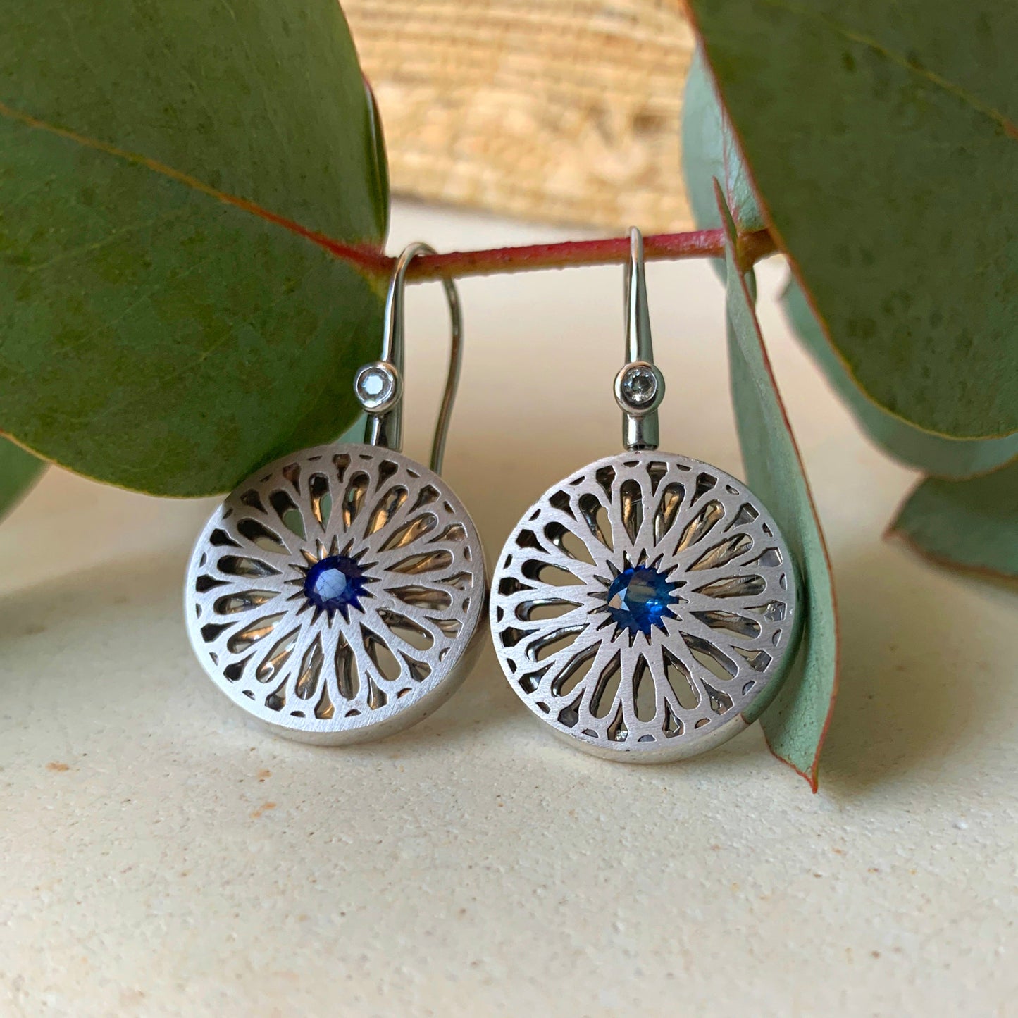 Brinco Gaudí Safira 18k