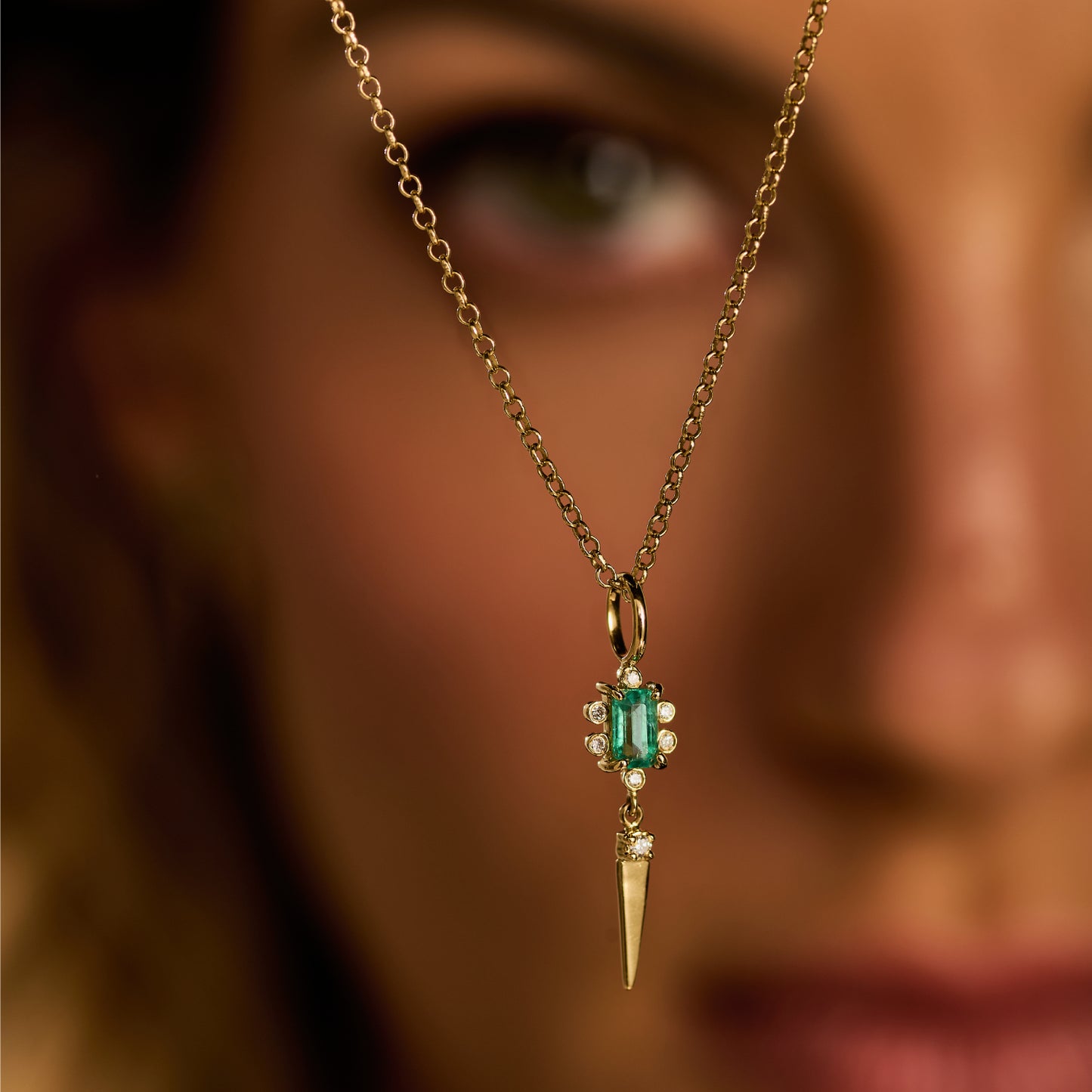 Pingente Esmeralda Baguete com Spike 18k