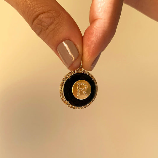 Pingente Inicial com Ônix e diamantes 18k