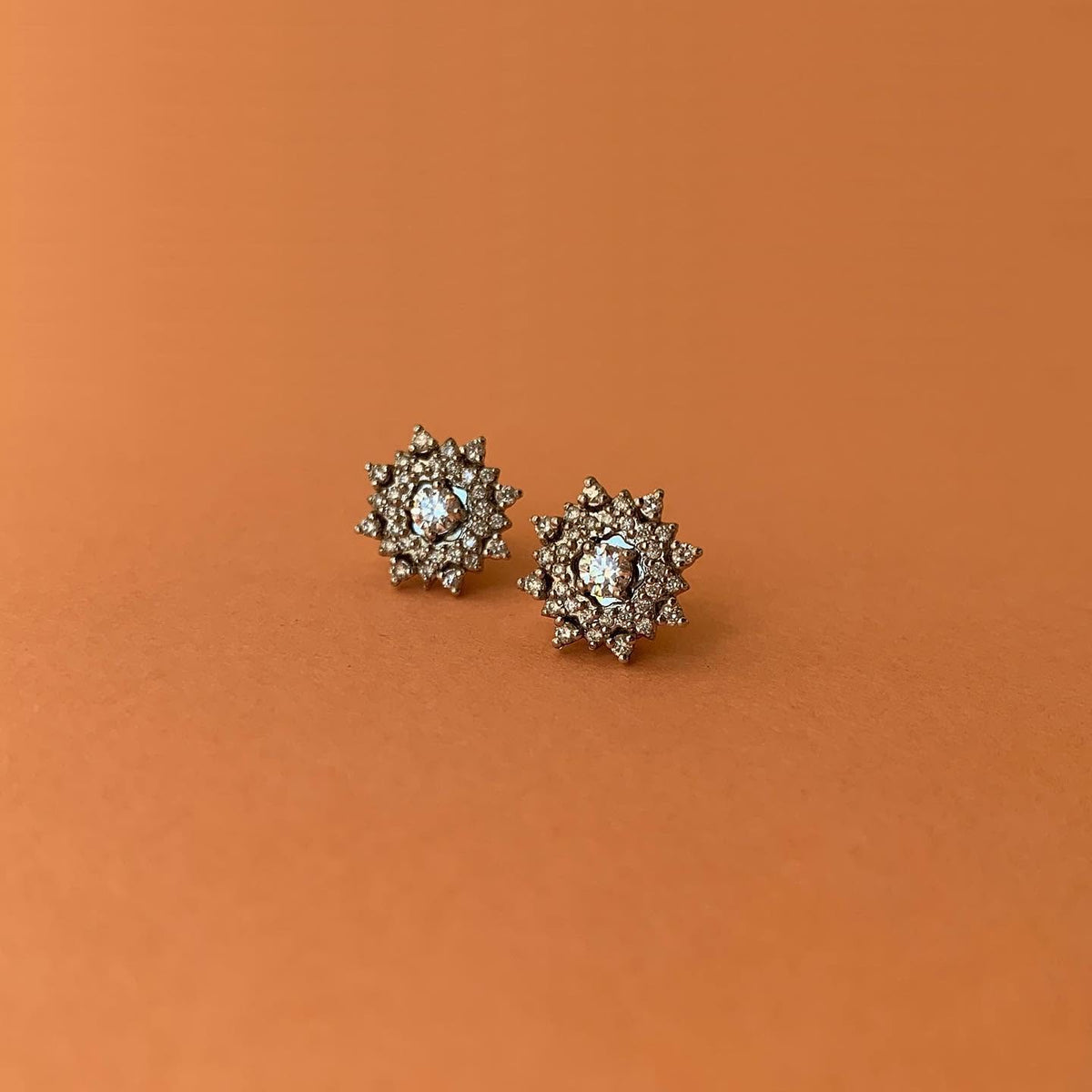 Brinco Flor Eva com Brilhantes 18k