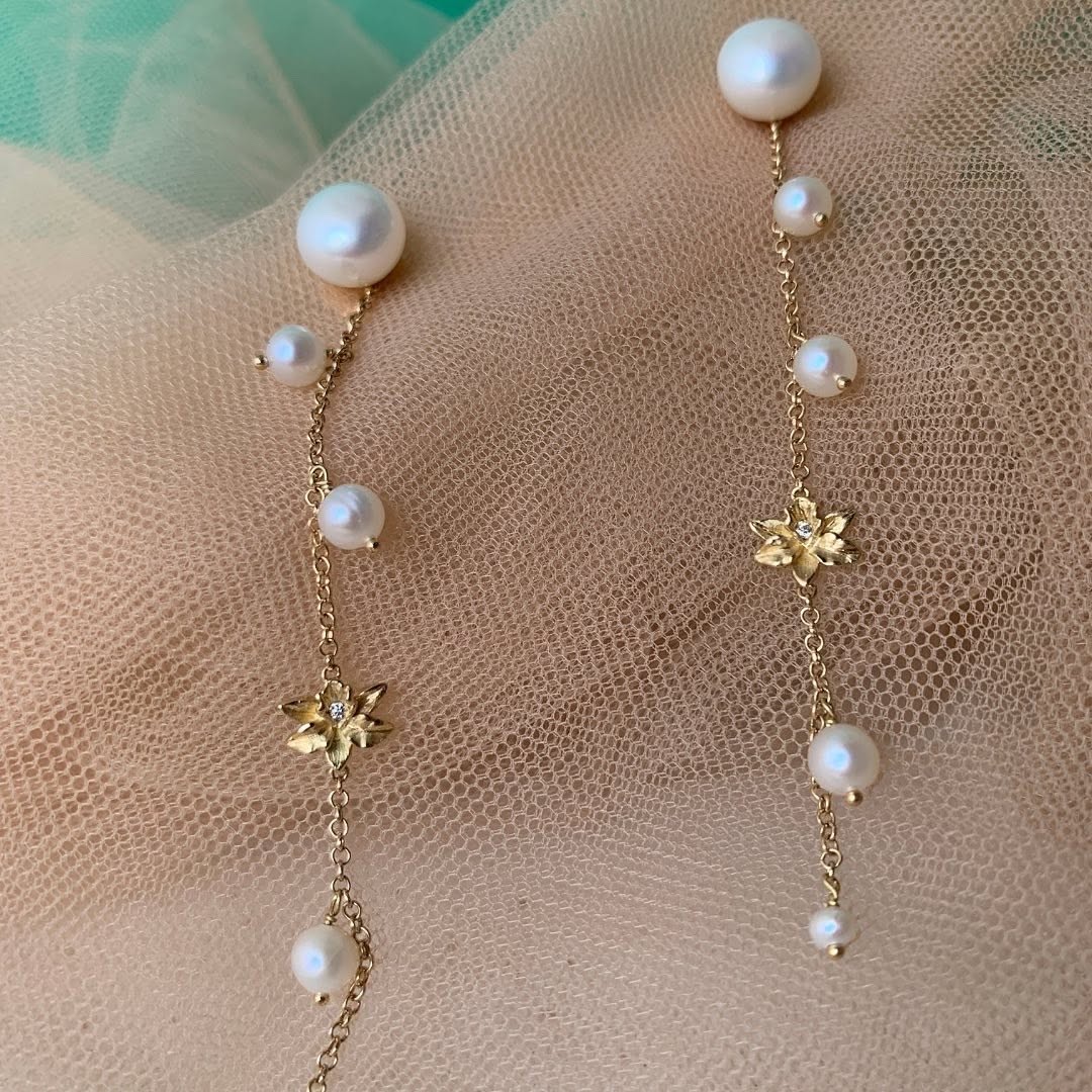 Brinco Orquídeas com Pérolas Longo 18k