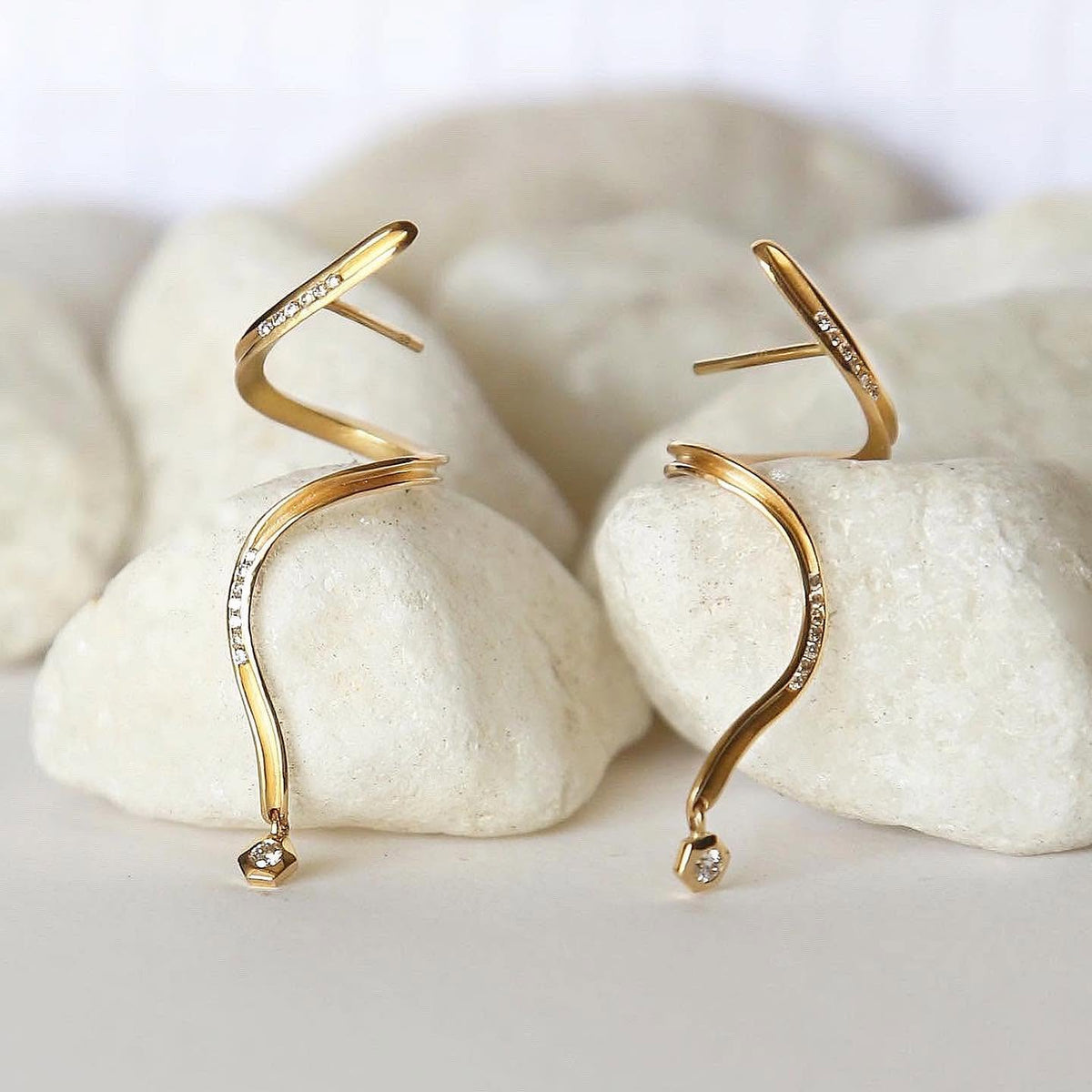 Brinco Reflexo Twist 18k